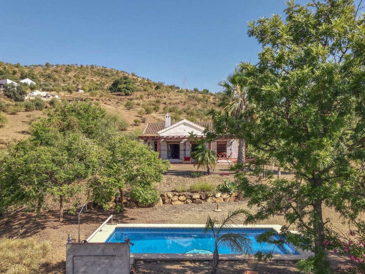 3 bedroom Villa for sale in Tolox with pool garage - € 349,000 (Ref: 10128579)