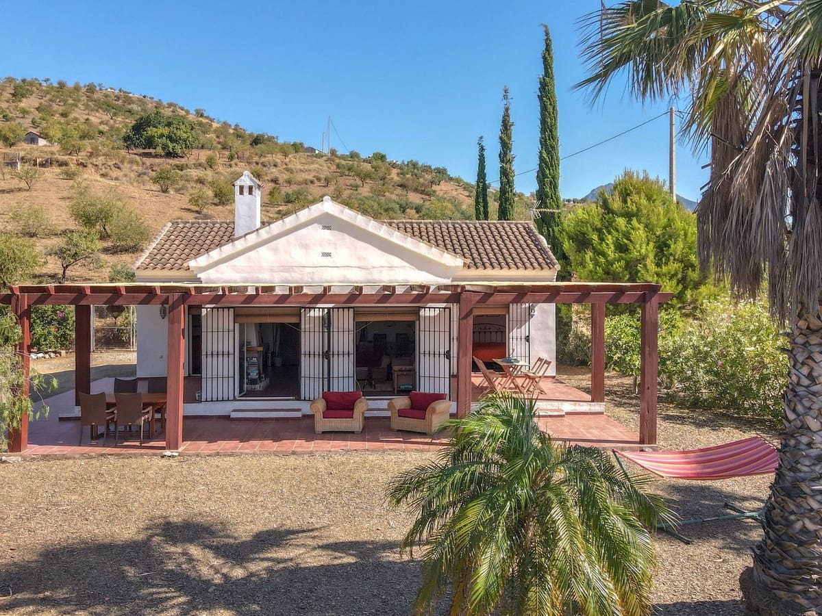 3 bedroom Villa for sale in Tolox with pool garage - € 349,000 (Ref: 10128579)