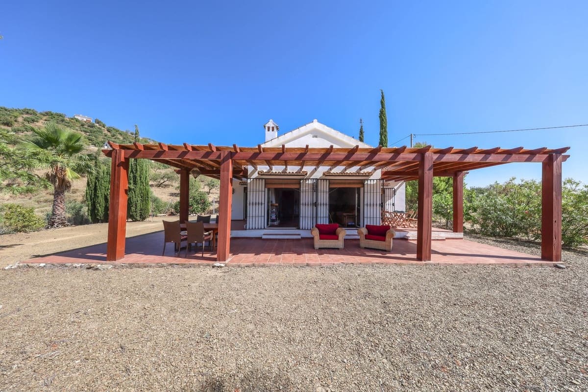 3 bedroom Villa for sale in Tolox with pool garage - € 349,000 (Ref: 10128579)