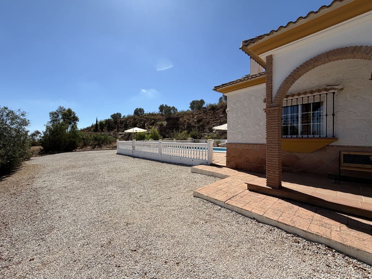 3 sovrum Villa till salu i Colmenar med pool garage - 329 000 € (Ref: 10128604)