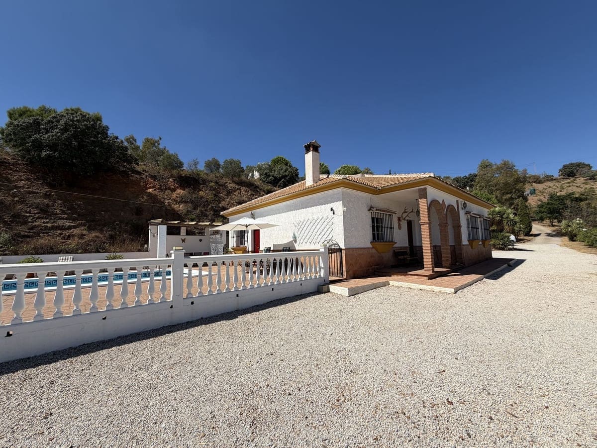 3 sovrum Villa till salu i Colmenar med pool garage - 329 000 € (Ref: 10128604)