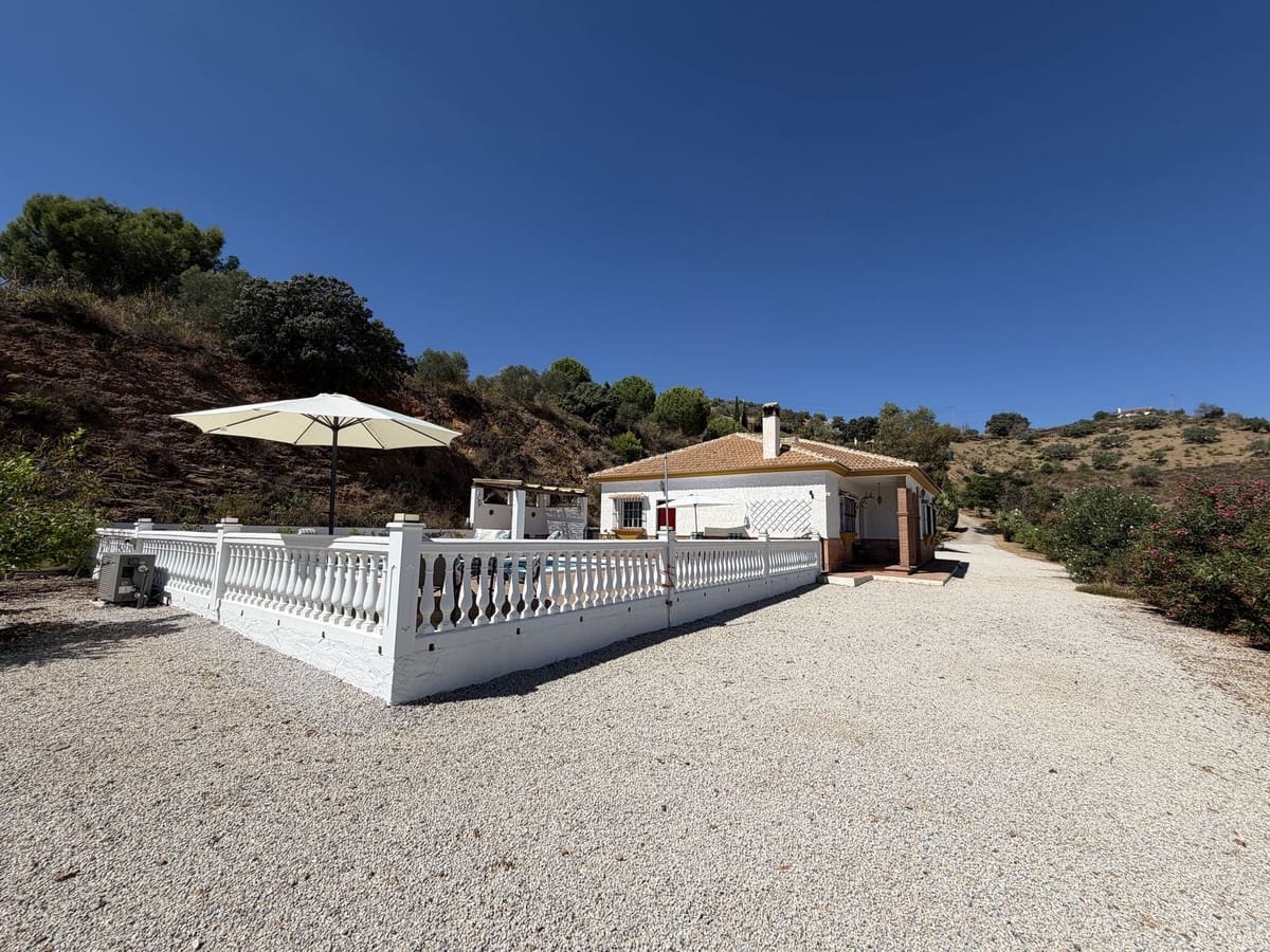 3 sovrum Villa till salu i Colmenar med pool garage - 329 000 € (Ref: 10128604)