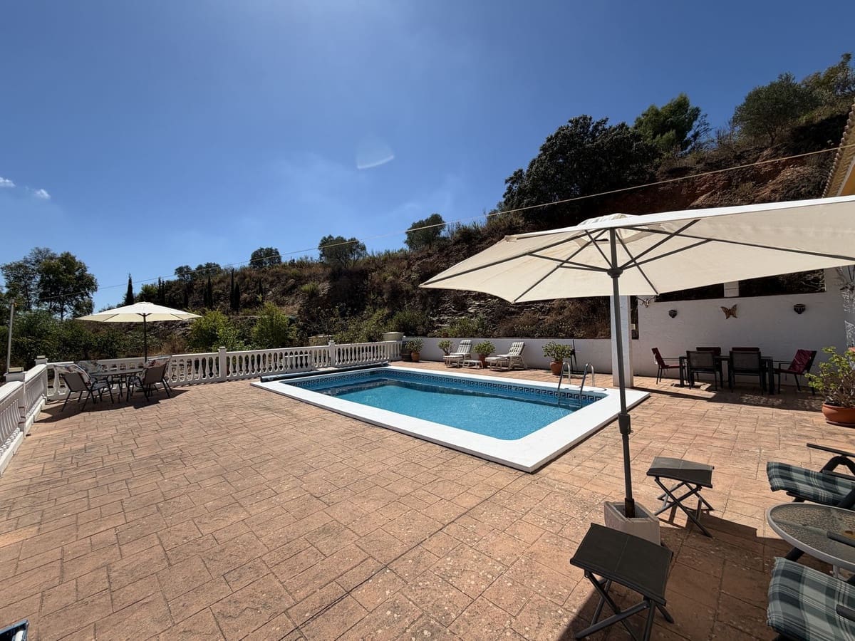 3 sovrum Villa till salu i Colmenar med pool garage - 329 000 € (Ref: 10128604)