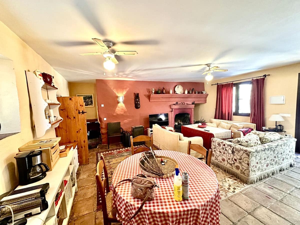 Finca/Casa Rural de 6 habitaciones en Comares en venta - 300.000 € (Ref: 10128605)