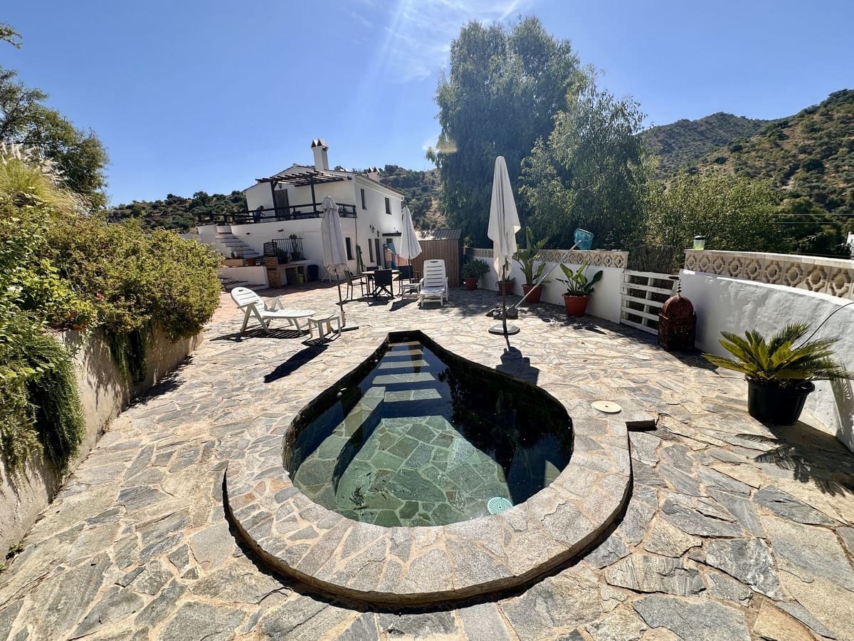 Finca/Casa Rural de 6 habitaciones en Comares en venta - 300.000 € (Ref: 10128605)