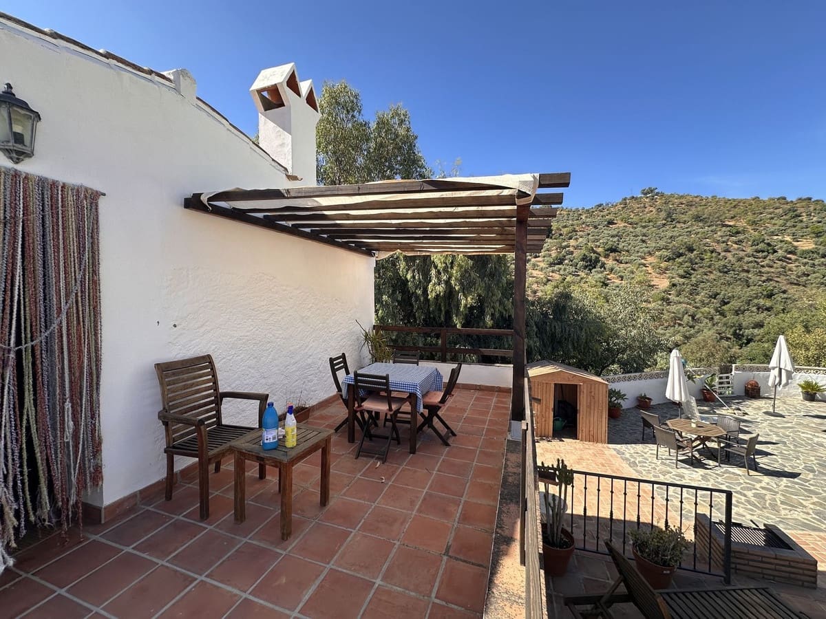 Finca/Casa Rural de 6 habitaciones en Comares en venta - 300.000 € (Ref: 10128605)