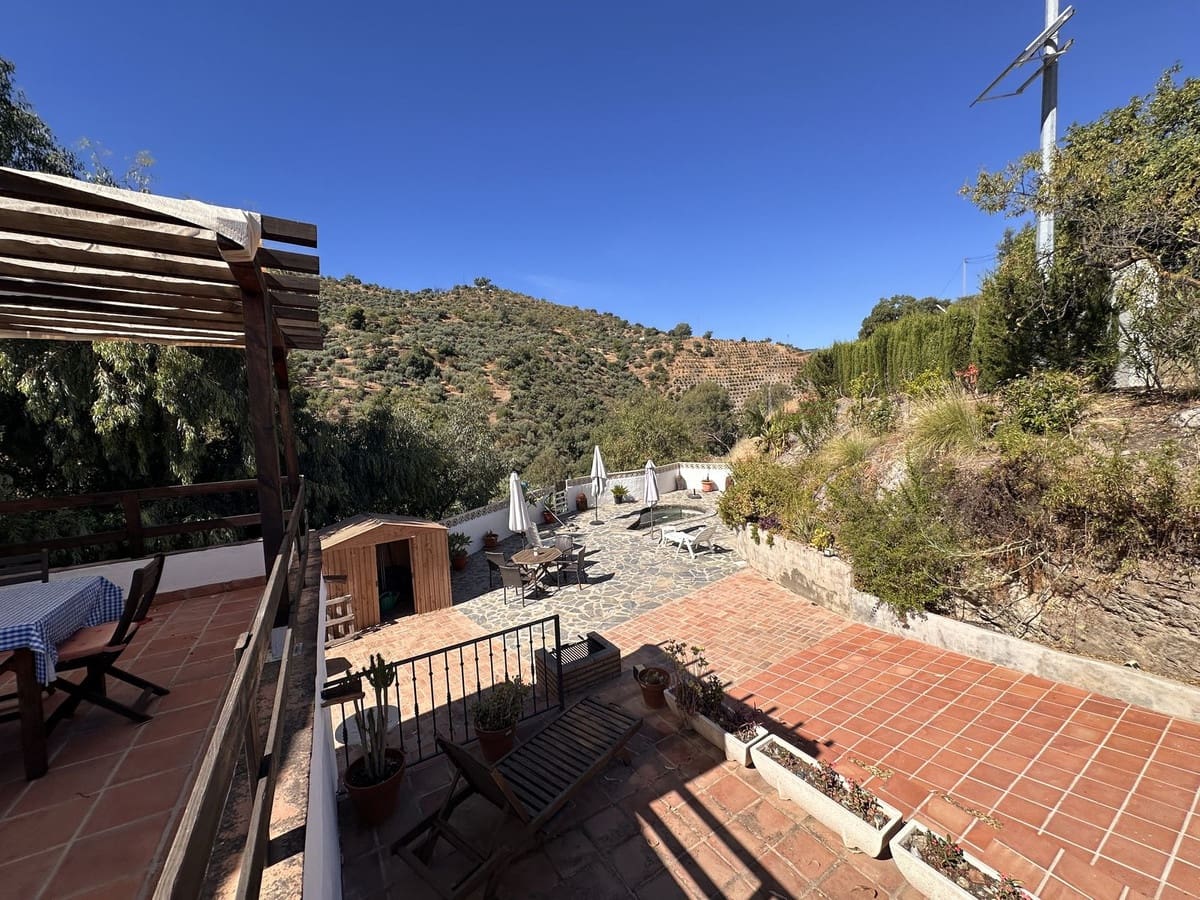 Finca/Casa Rural de 6 habitaciones en Comares en venta - 300.000 € (Ref: 10128605)