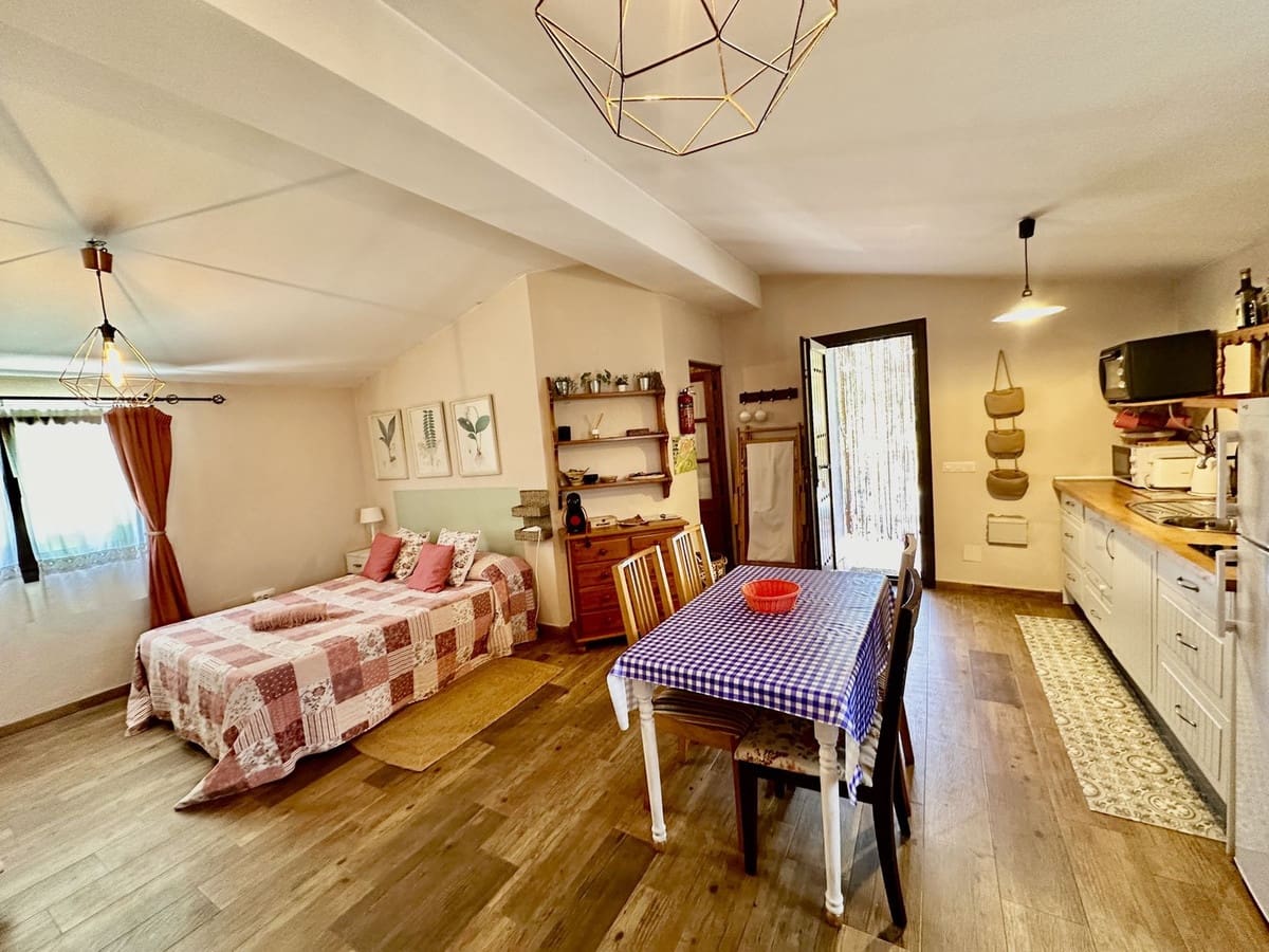 Finca/Casa Rural de 6 habitaciones en Comares en venta - 300.000 € (Ref: 10128605)