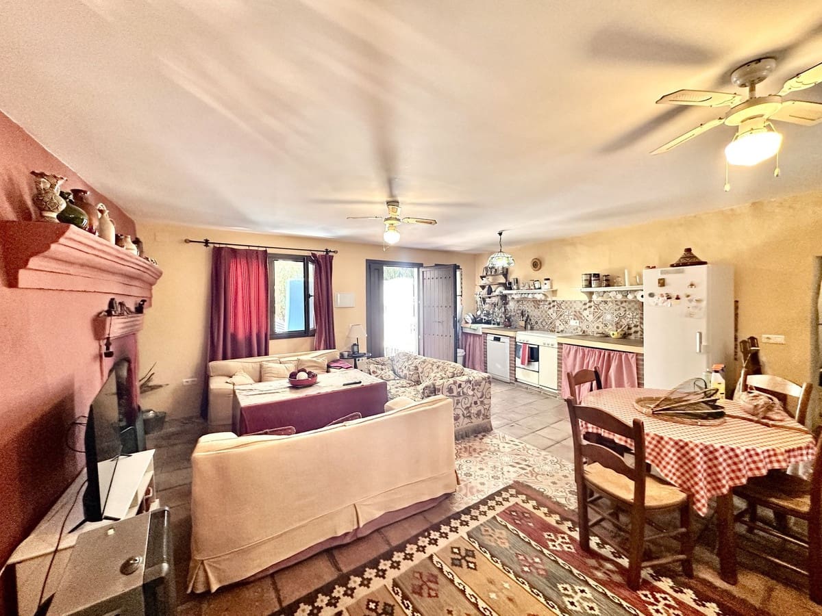 Finca/Casa Rural de 6 habitaciones en Comares en venta - 300.000 € (Ref: 10128605)