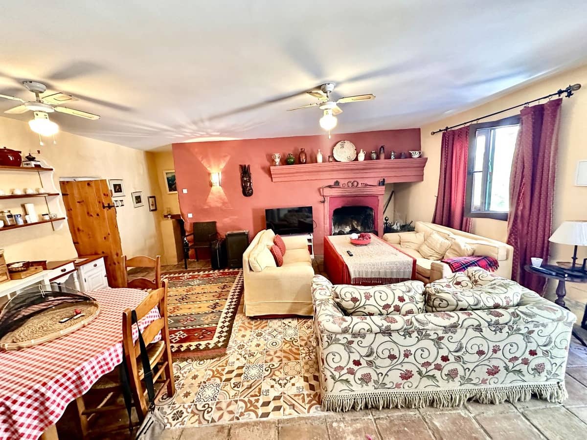 Finca/Casa Rural de 6 habitaciones en Comares en venta - 300.000 € (Ref: 10128605)
