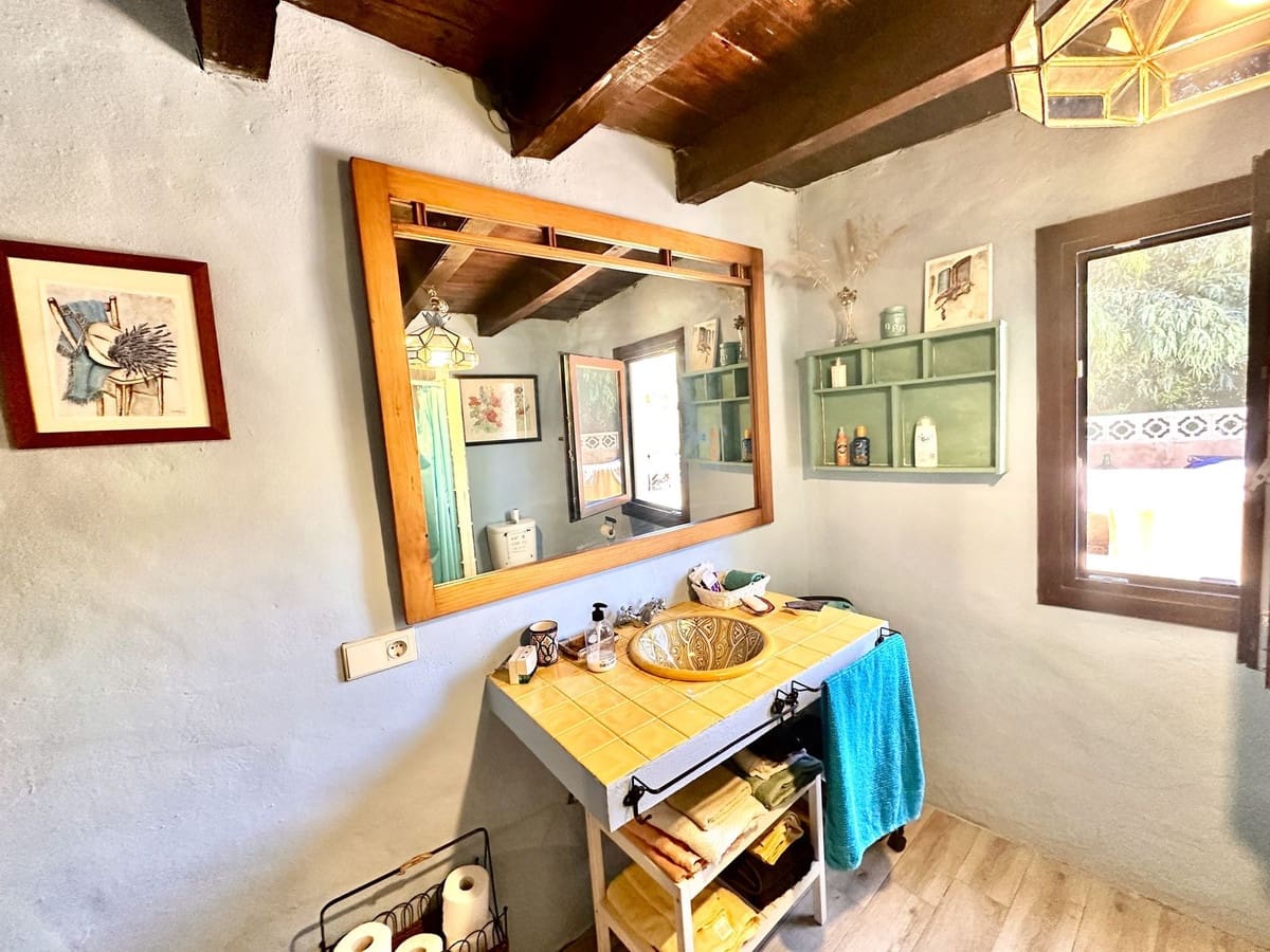 Finca/Casa Rural de 6 habitaciones en Comares en venta - 300.000 € (Ref: 10128605)