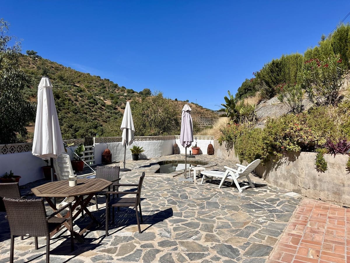 Finca/Casa Rural de 6 habitaciones en Comares en venta - 300.000 € (Ref: 10128605)
