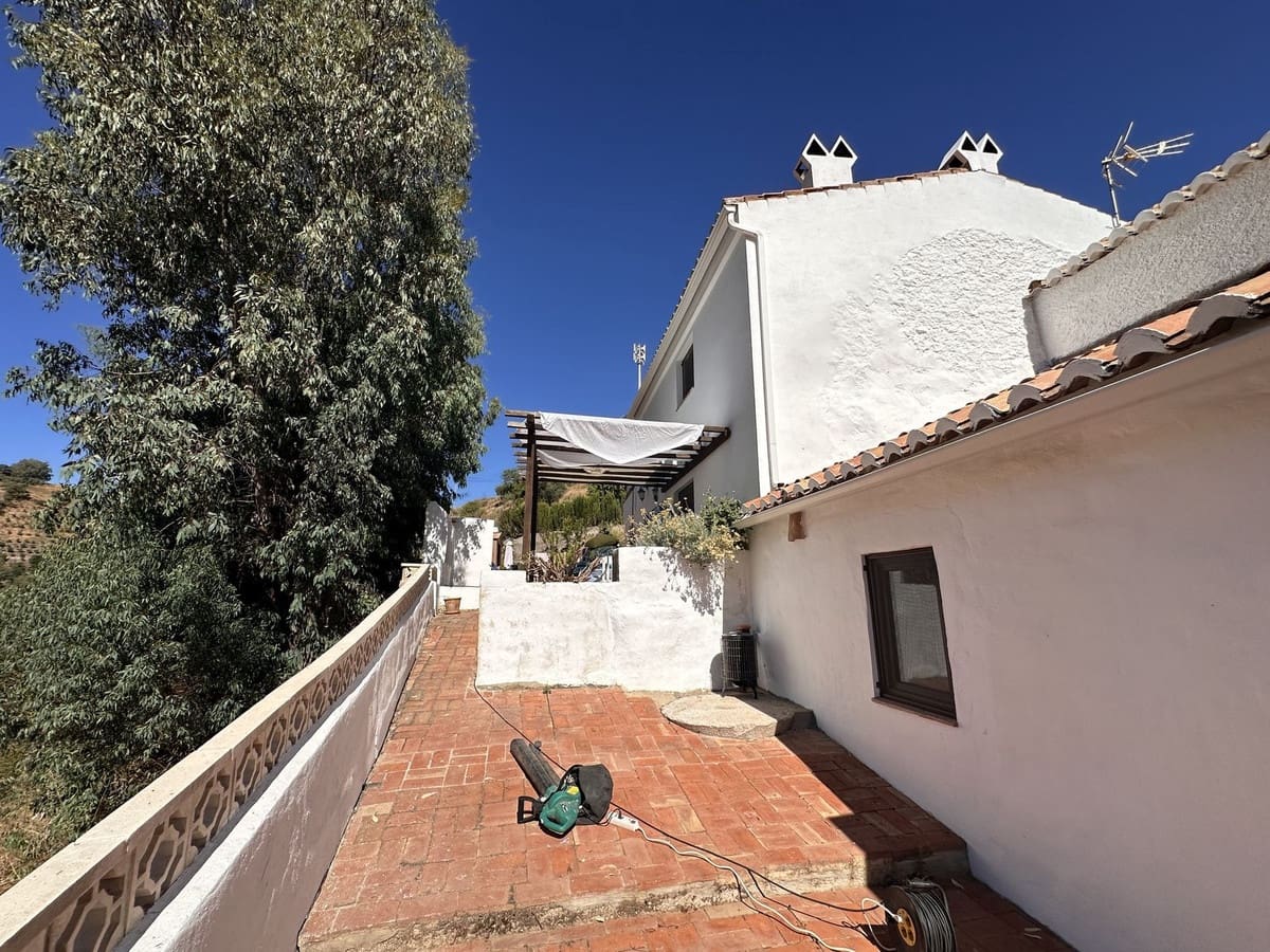 Finca/Casa Rural de 6 habitaciones en Comares en venta - 300.000 € (Ref: 10128605)