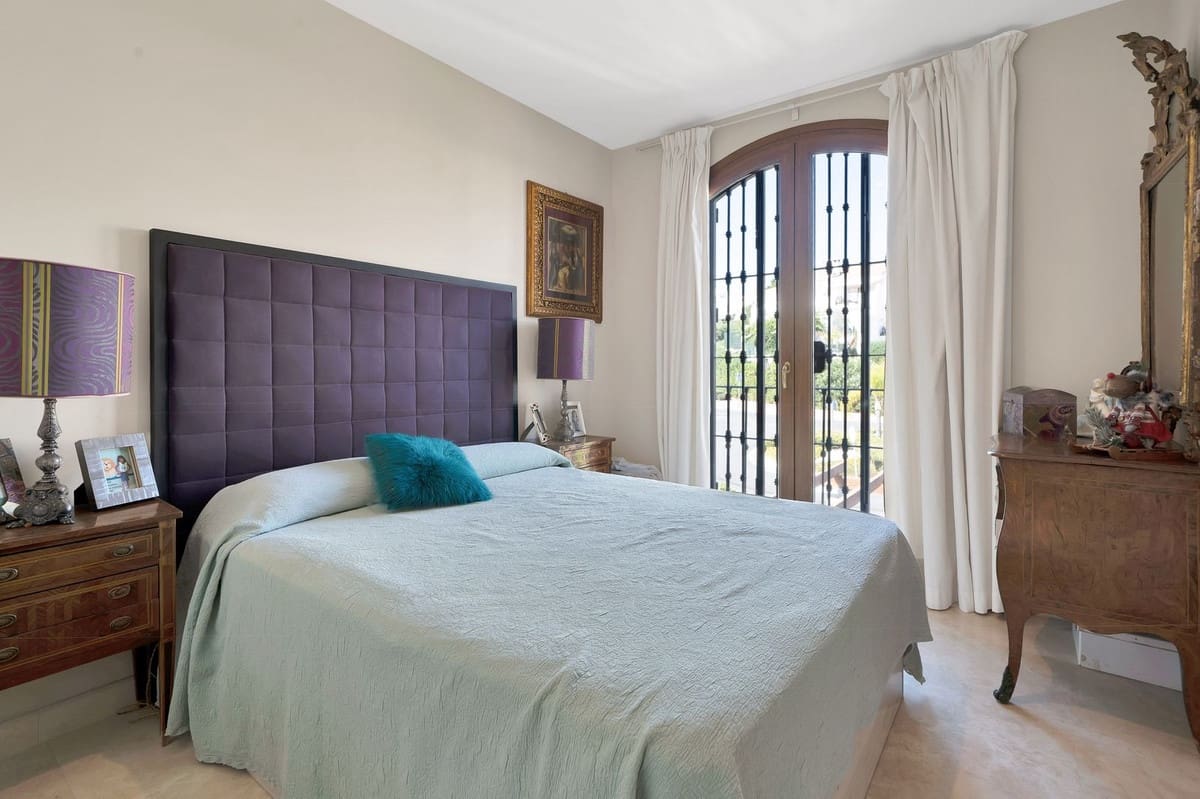 3 sypialnia Dom na sprzedaż w El Paraiso z basenem garażem - 715 000 € (Ref: 10128623)