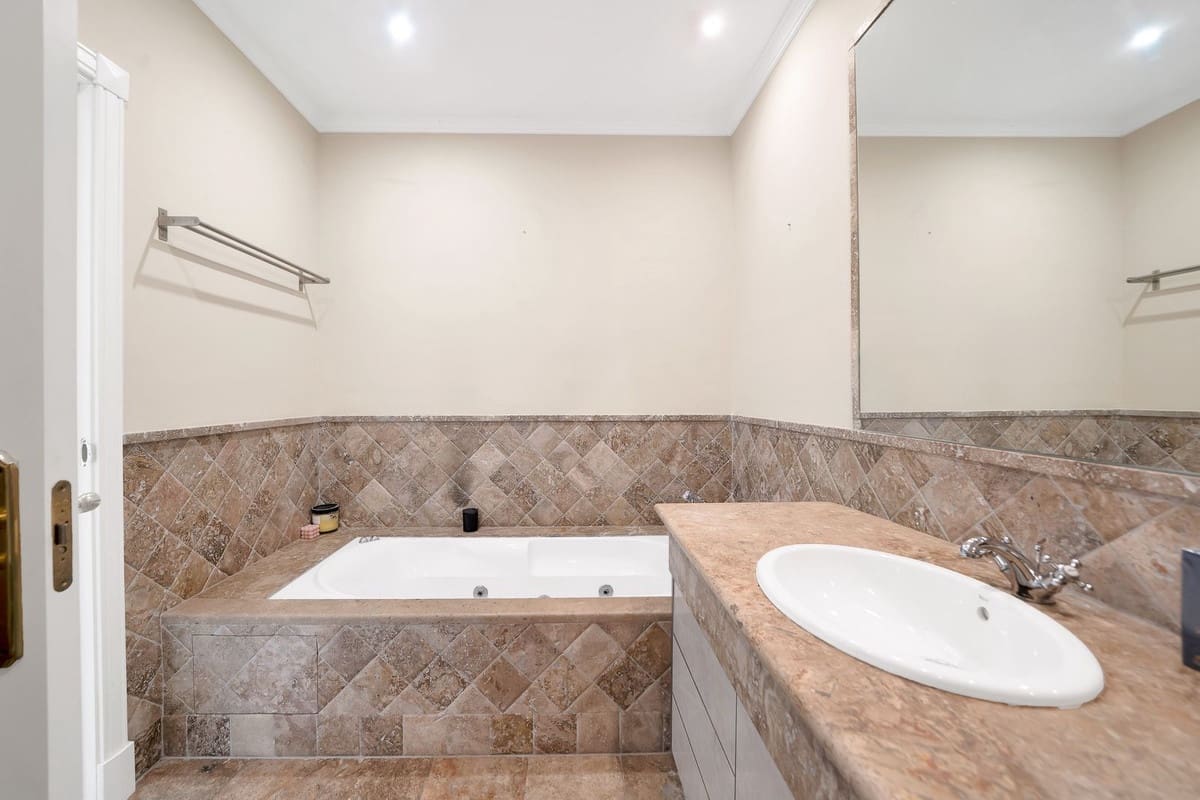 3 sypialnia Dom na sprzedaż w El Paraiso z basenem garażem - 715 000 € (Ref: 10128623)