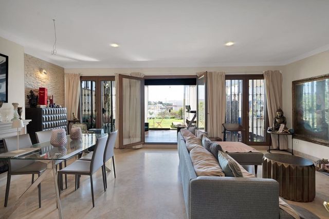 3 sypialnia Dom na sprzedaż w El Paraiso, Estepona z basenem garażem - 715 000 € (Ref: 10128623)