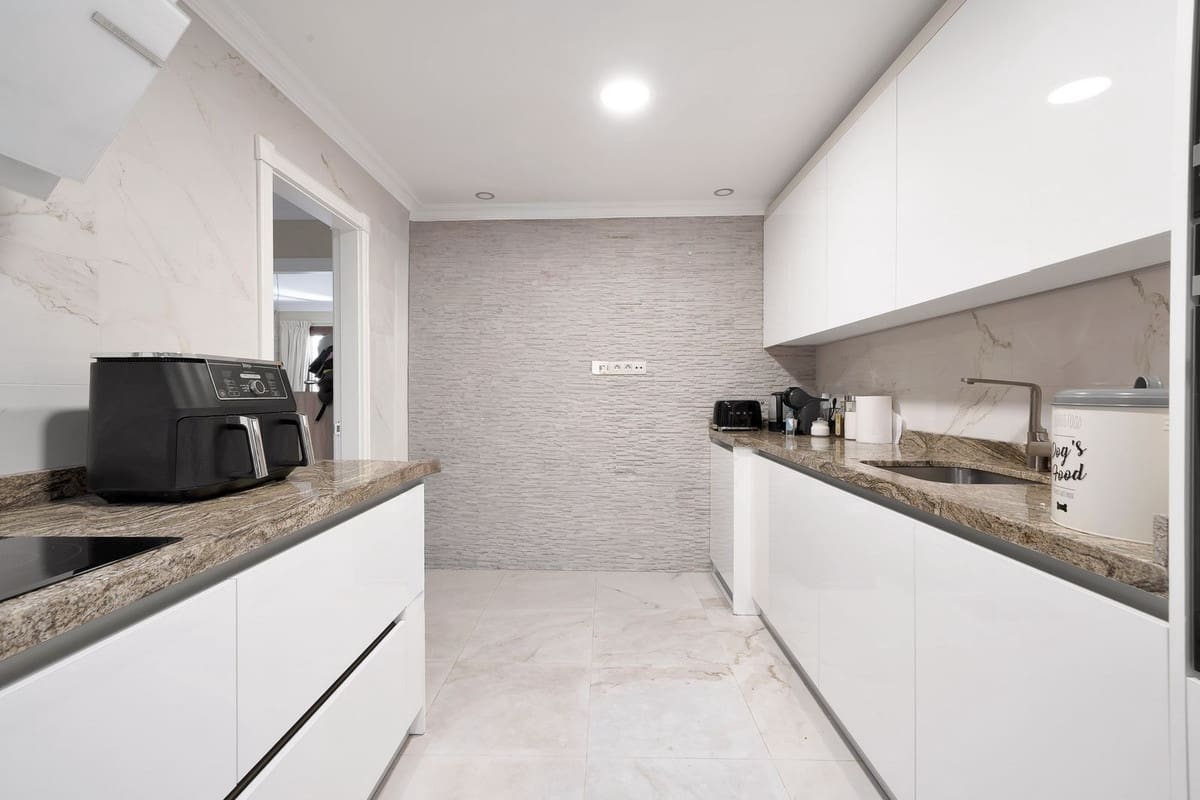 3 sypialnia Dom na sprzedaż w El Paraiso z basenem garażem - 715 000 € (Ref: 10128623)
