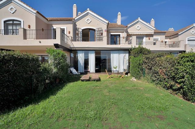 3 sypialnia Dom na sprzedaż w El Paraiso, Estepona z basenem garażem - 715 000 € (Ref: 10128623)