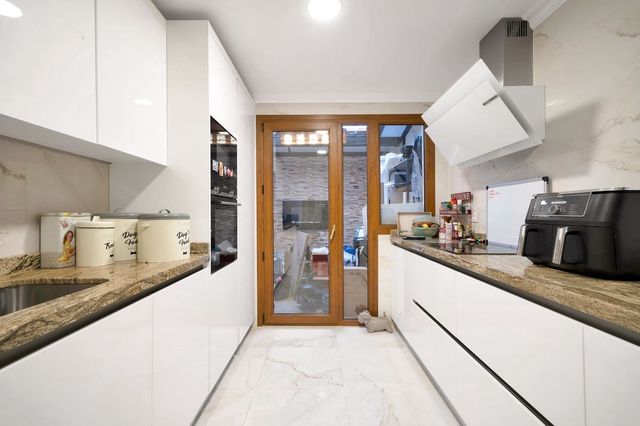 3 sypialnia Dom na sprzedaż w El Paraiso, Estepona z basenem garażem - 715 000 € (Ref: 10128623)