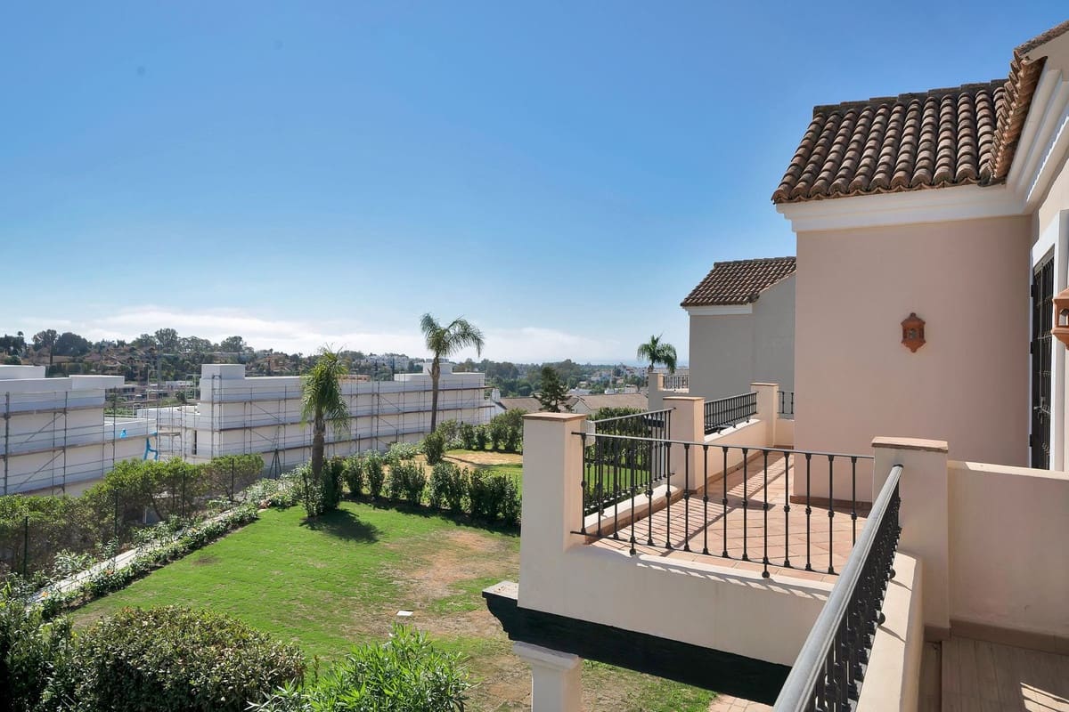 3 sypialnia Dom na sprzedaż w El Paraiso z basenem garażem - 715 000 € (Ref: 10128623)
