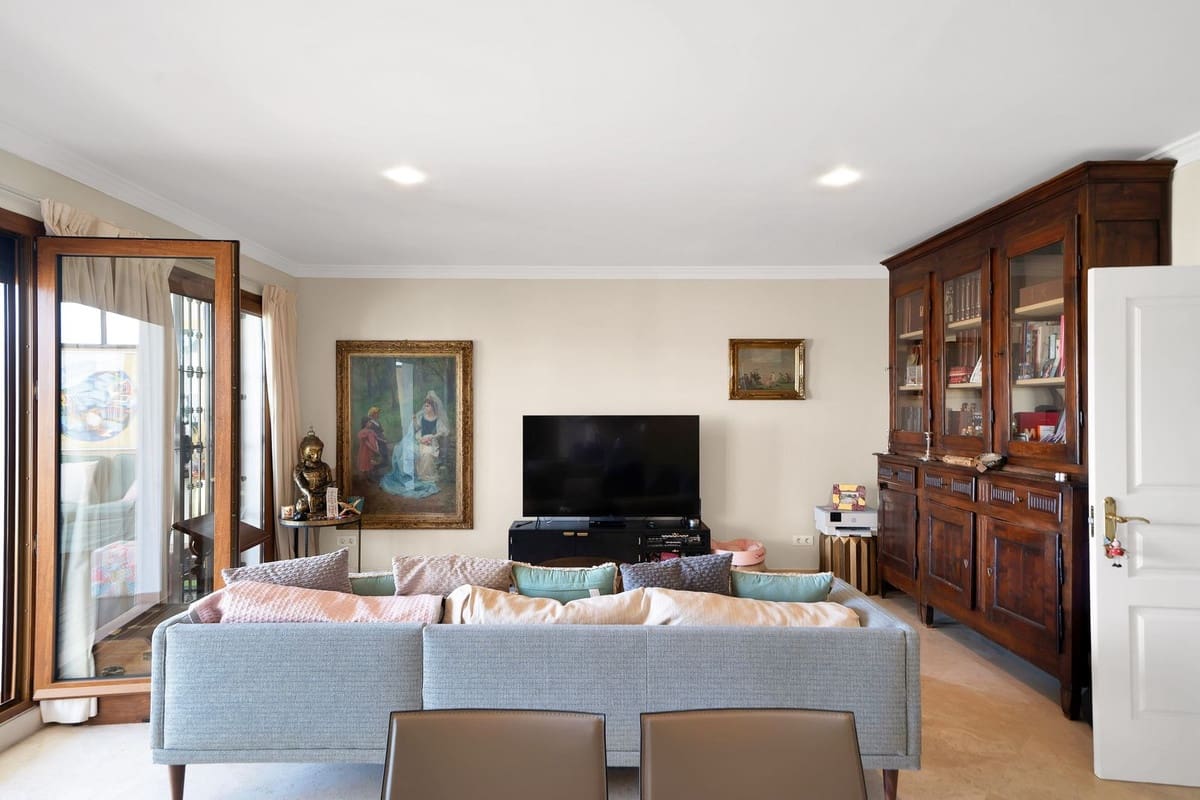 3 sypialnia Dom na sprzedaż w El Paraiso z basenem garażem - 715 000 € (Ref: 10128623)