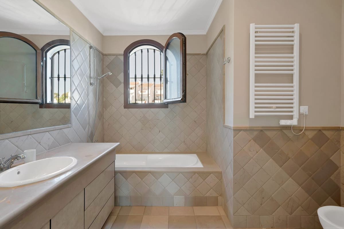 3 sypialnia Dom na sprzedaż w El Paraiso z basenem garażem - 715 000 € (Ref: 10128623)