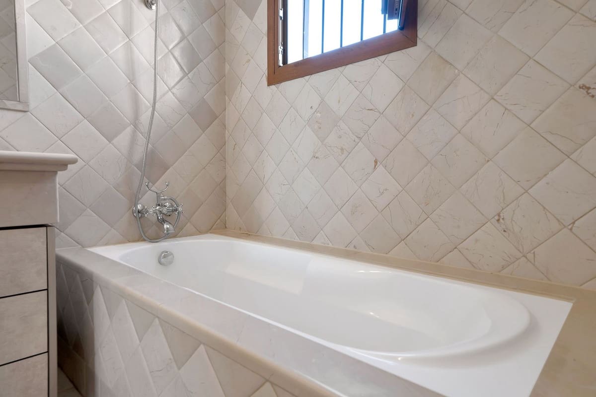 3 sypialnia Dom na sprzedaż w El Paraiso z basenem garażem - 715 000 € (Ref: 10128623)