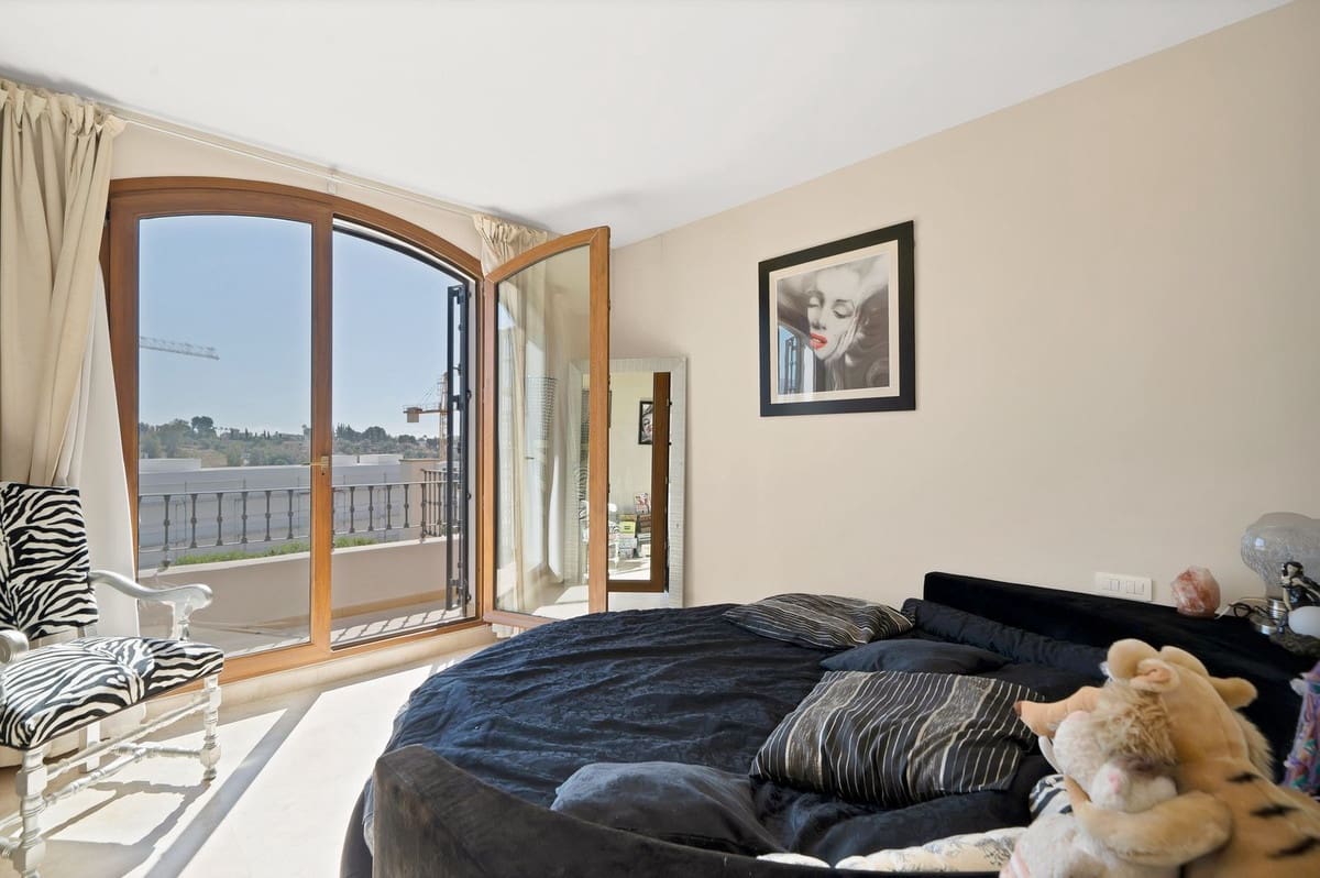 3 sypialnia Dom na sprzedaż w El Paraiso z basenem garażem - 715 000 € (Ref: 10128623)