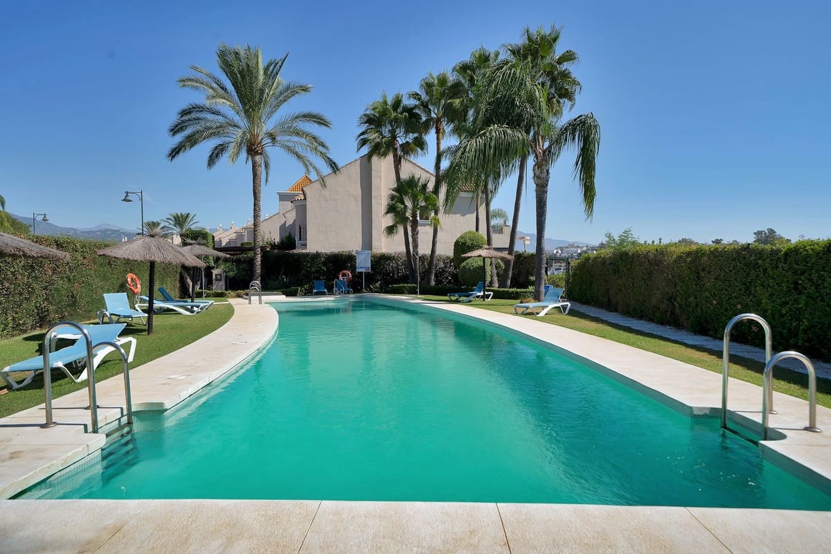 3 sypialnia Dom na sprzedaż w El Paraiso z basenem garażem - 715 000 € (Ref: 10128623)