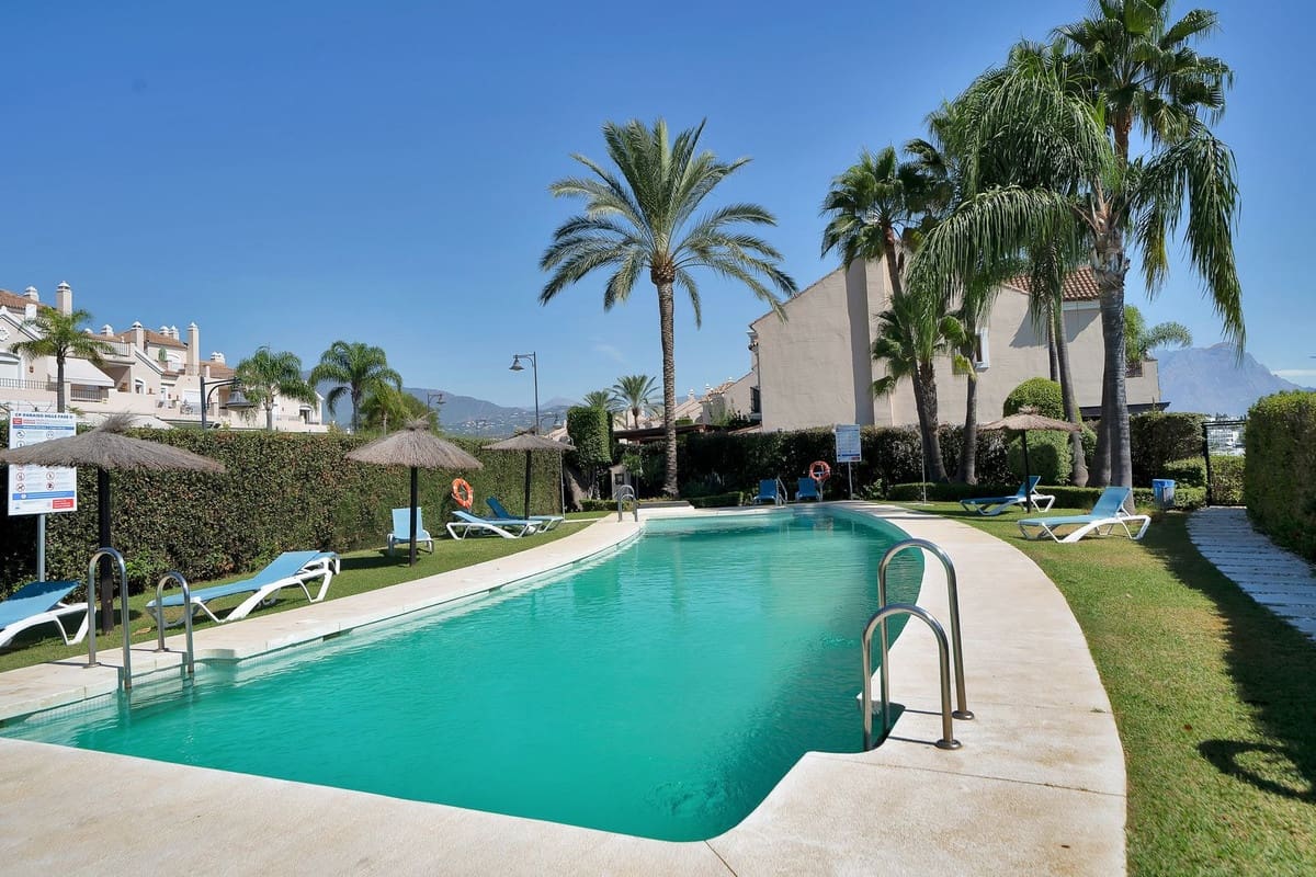 3 sypialnia Dom na sprzedaż w El Paraiso z basenem garażem - 715 000 € (Ref: 10128623)