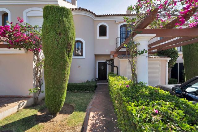 3 sypialnia Dom na sprzedaż w El Paraiso, Estepona z basenem garażem - 715 000 € (Ref: 10128623)