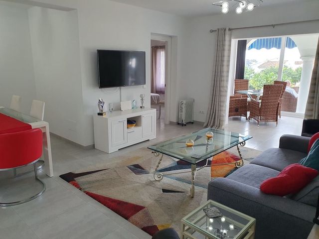 2 soverom Leilighet til salgs i El Paraiso, Estepona med svømmebasseng garasje - € 425 000 (Ref: 10128654)