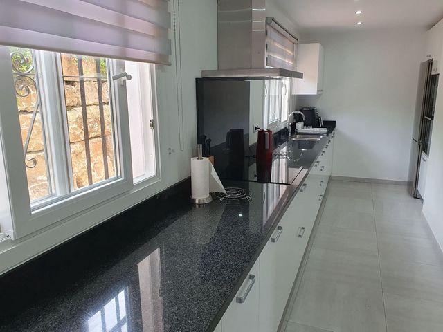 2 soverom Leilighet til salgs i El Paraiso, Estepona med svømmebasseng garasje - € 425 000 (Ref: 10128654)