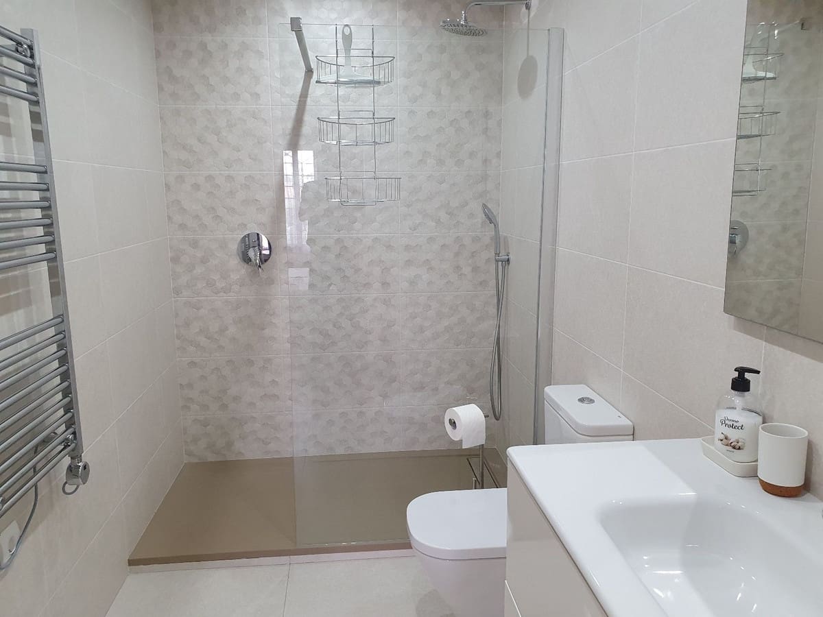 2 soverom Leilighet til salgs i El Paraiso med svømmebasseng garasje - € 425 000 (Ref: 10128654)