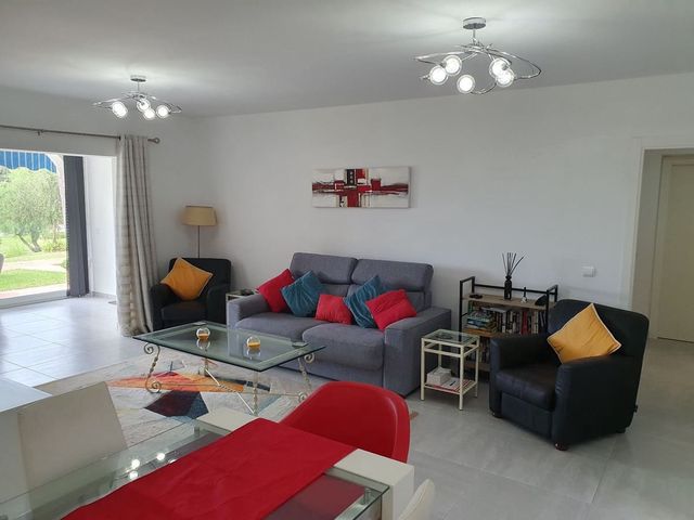 2 soverom Leilighet til salgs i El Paraiso, Estepona med svømmebasseng garasje - € 425 000 (Ref: 10128654)