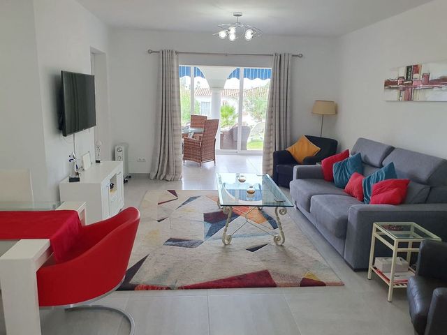2 soverom Leilighet til salgs i El Paraiso, Estepona med svømmebasseng garasje - € 425 000 (Ref: 10128654)