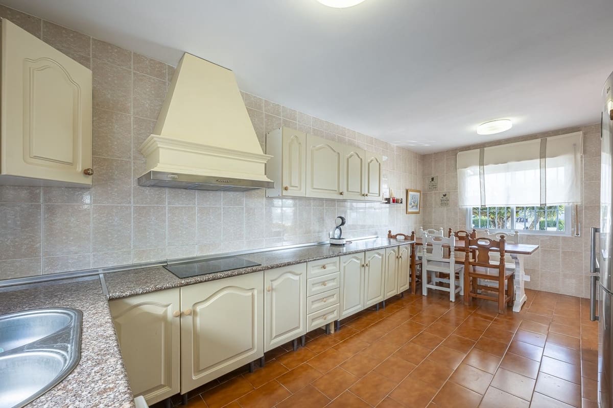 3 quarto Moradia para venda em El Padron com piscina garagem - 879 000 € (Ref: 10128655)