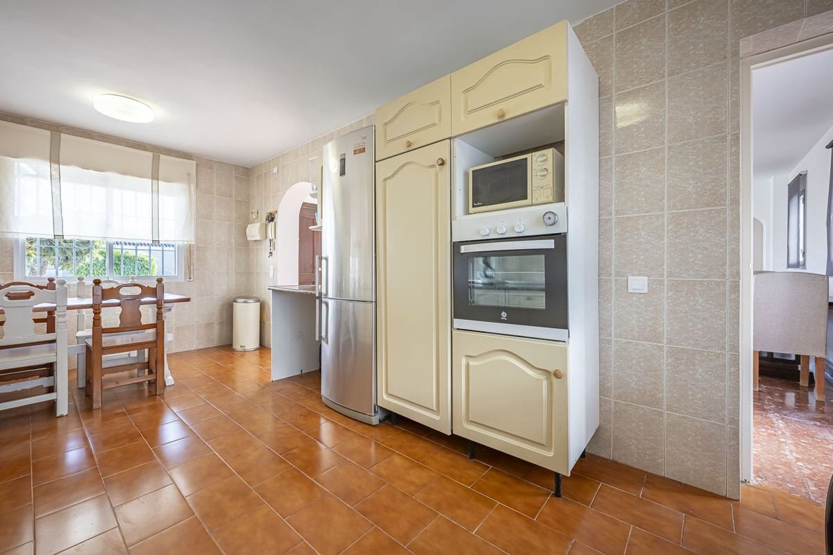 3 quarto Moradia para venda em El Padron com piscina garagem - 879 000 € (Ref: 10128655)