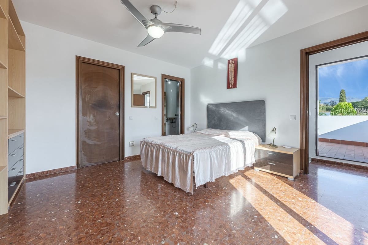3 quarto Moradia para venda em El Padron com piscina garagem - 879 000 € (Ref: 10128655)