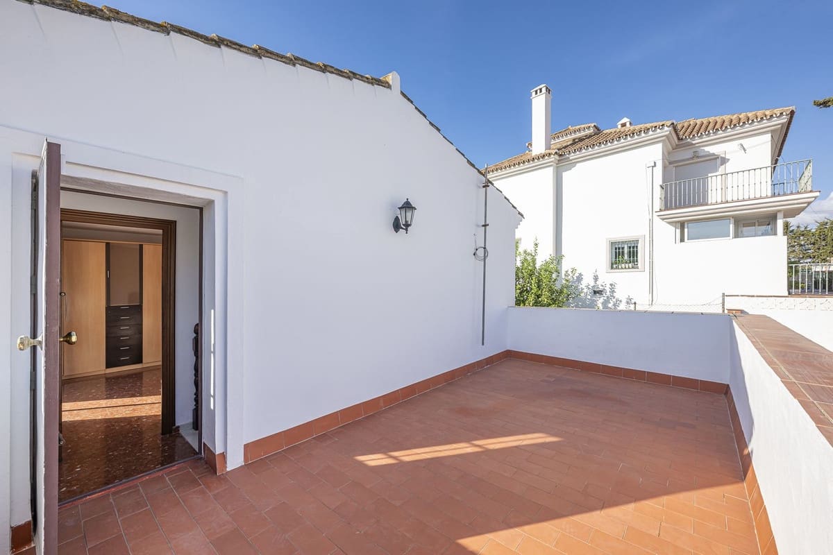 3 quarto Moradia para venda em El Padron com piscina garagem - 879 000 € (Ref: 10128655)