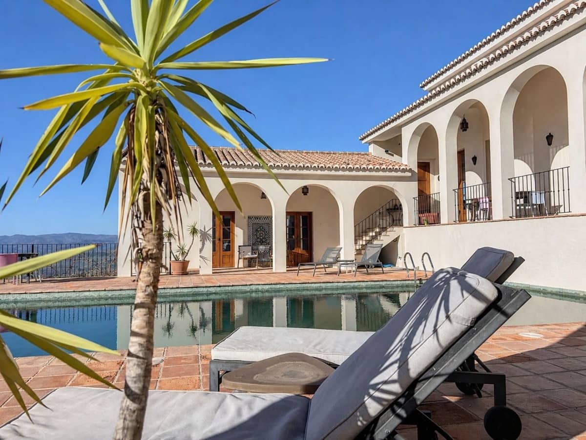 8 soverom Villa til salgs i Alcaucin med svømmebasseng garasje - € 1 250 000 (Ref: 10128671)