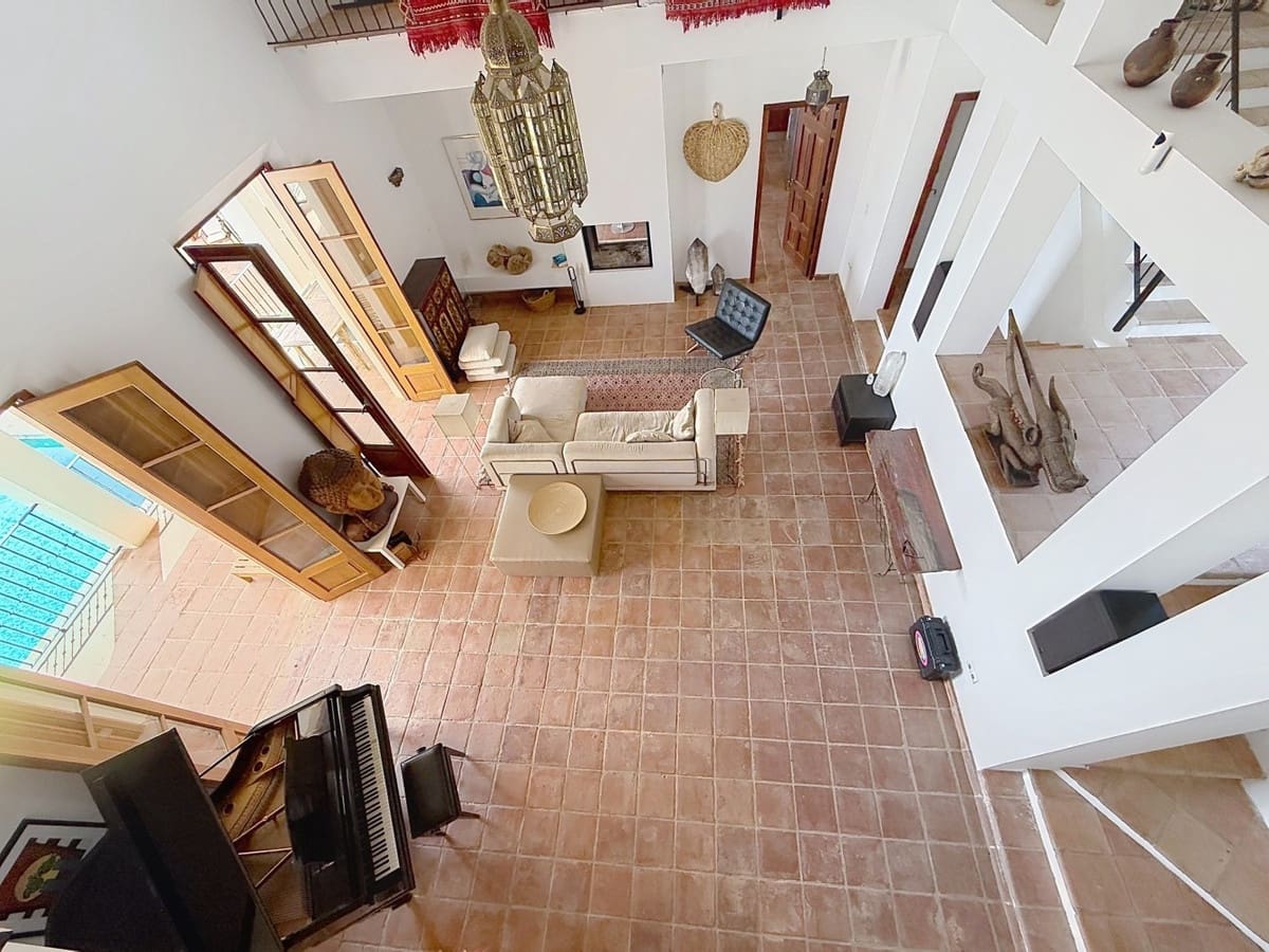 8 soverom Villa til salgs i Alcaucin med svømmebasseng garasje - € 1 250 000 (Ref: 10128671)