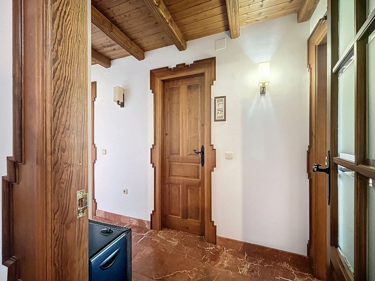 6 bedroom Villa for sale in Vinuela with pool garage - € 850,000 (Ref: 10128678)