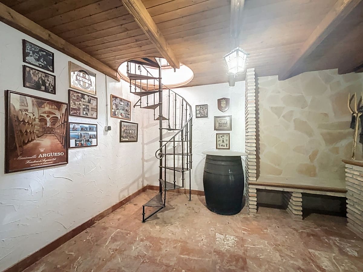 6 bedroom Villa for sale in Vinuela with pool garage - € 850,000 (Ref: 10128678)
