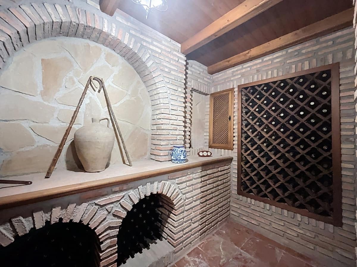 6 bedroom Villa for sale in Vinuela with pool garage - € 850,000 (Ref: 10128678)