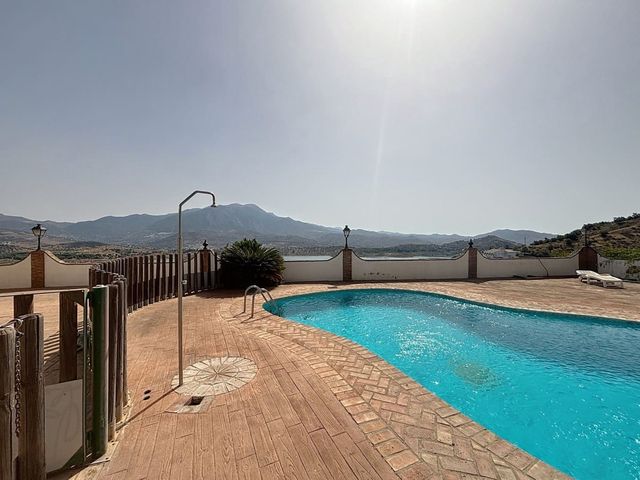 6 bedroom Villa for sale in Viñuela with pool garage - € 850,000 (Ref: 10128678)