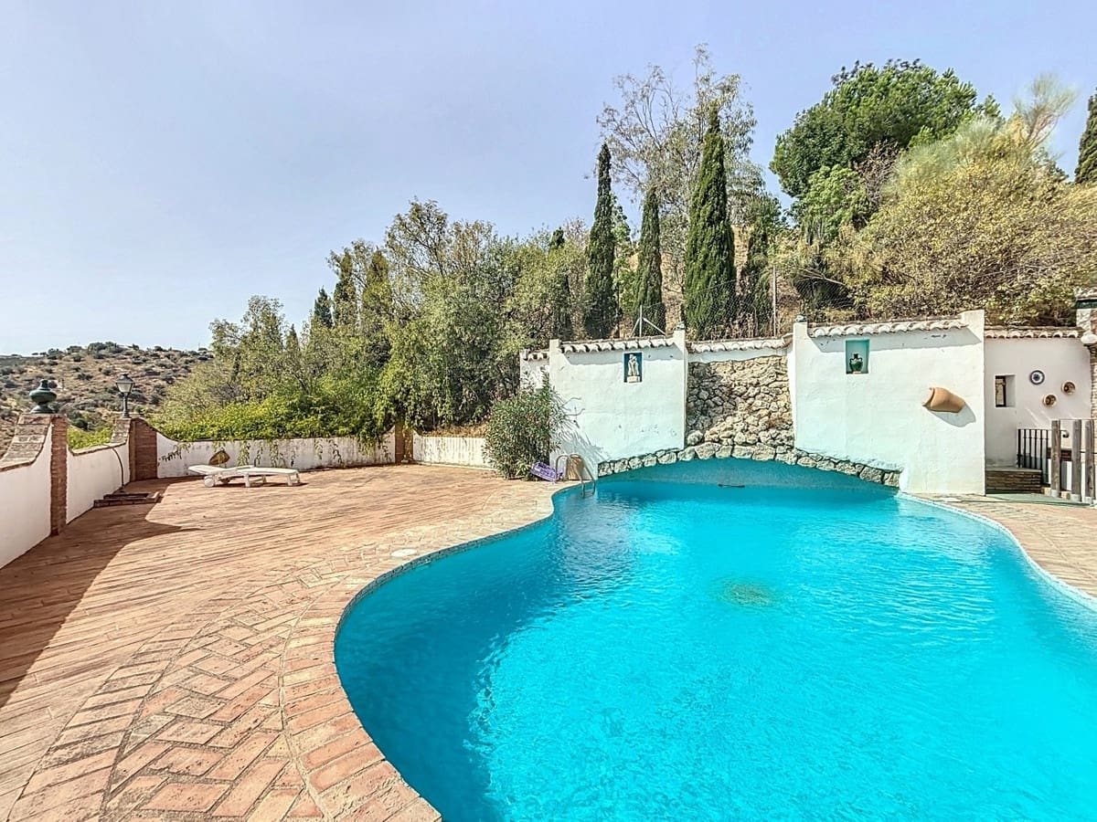 6 bedroom Villa for sale in Vinuela with pool garage - € 850,000 (Ref: 10128678)