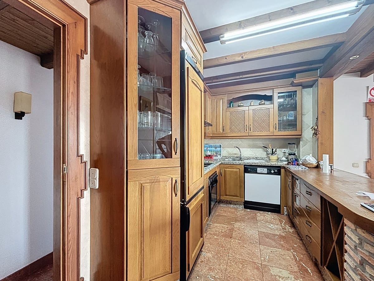 6 bedroom Villa for sale in Vinuela with pool garage - € 850,000 (Ref: 10128678)
