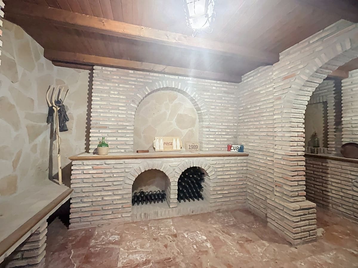 6 bedroom Villa for sale in Vinuela with pool garage - € 850,000 (Ref: 10128678)