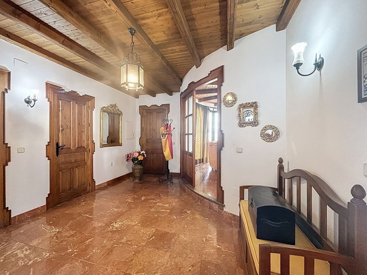 6 bedroom Villa for sale in Vinuela with pool garage - € 850,000 (Ref: 10128678)